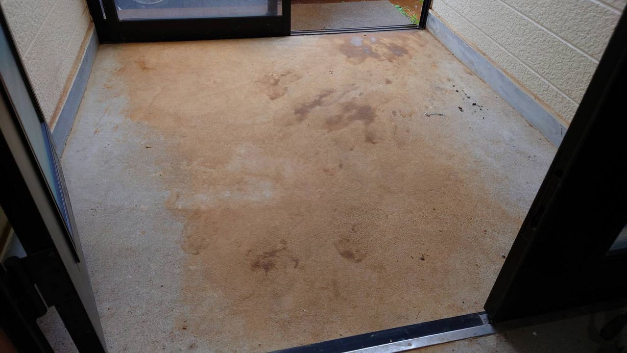 青森市の空室清掃　風除室の床洗浄